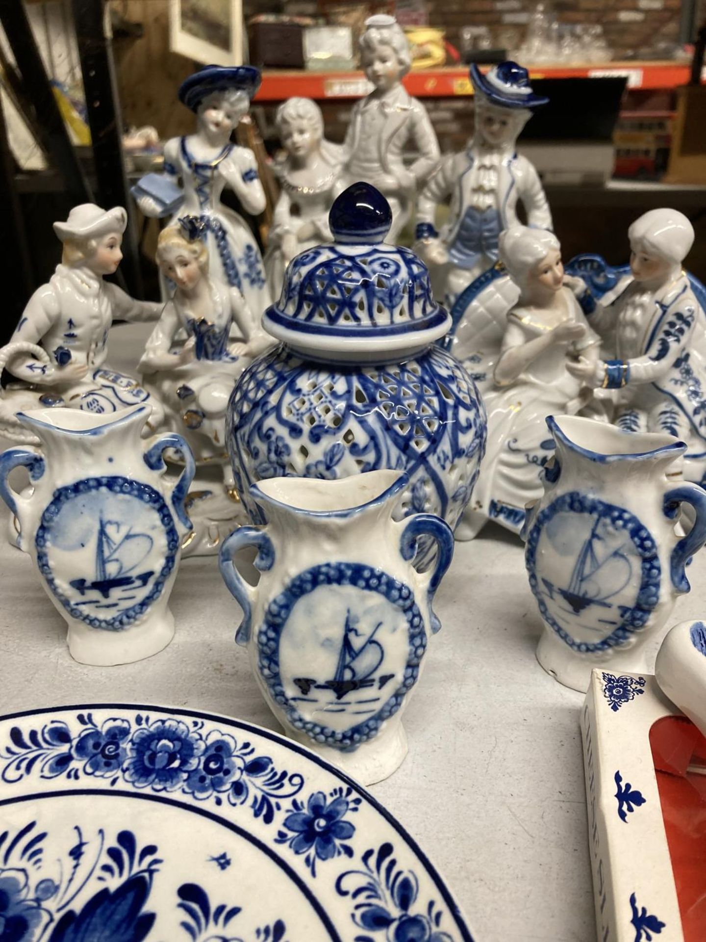 A QUANTITY OF CONTINENTAL STYLE FIGURINES, BLUE AND WHITE CERAMICS, ETC - Image 5 of 5