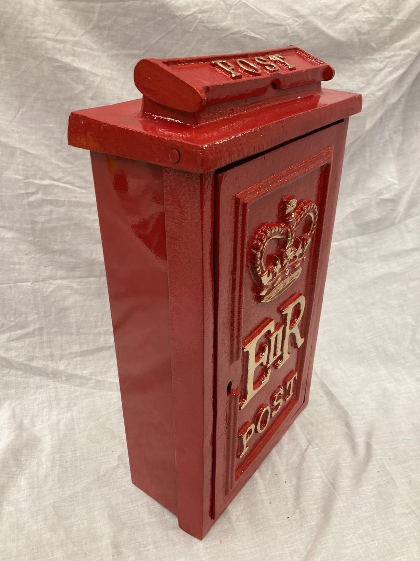 A RED CAST WALL MOUNTED POST BOX WITH KEYS - Image 5 of 5