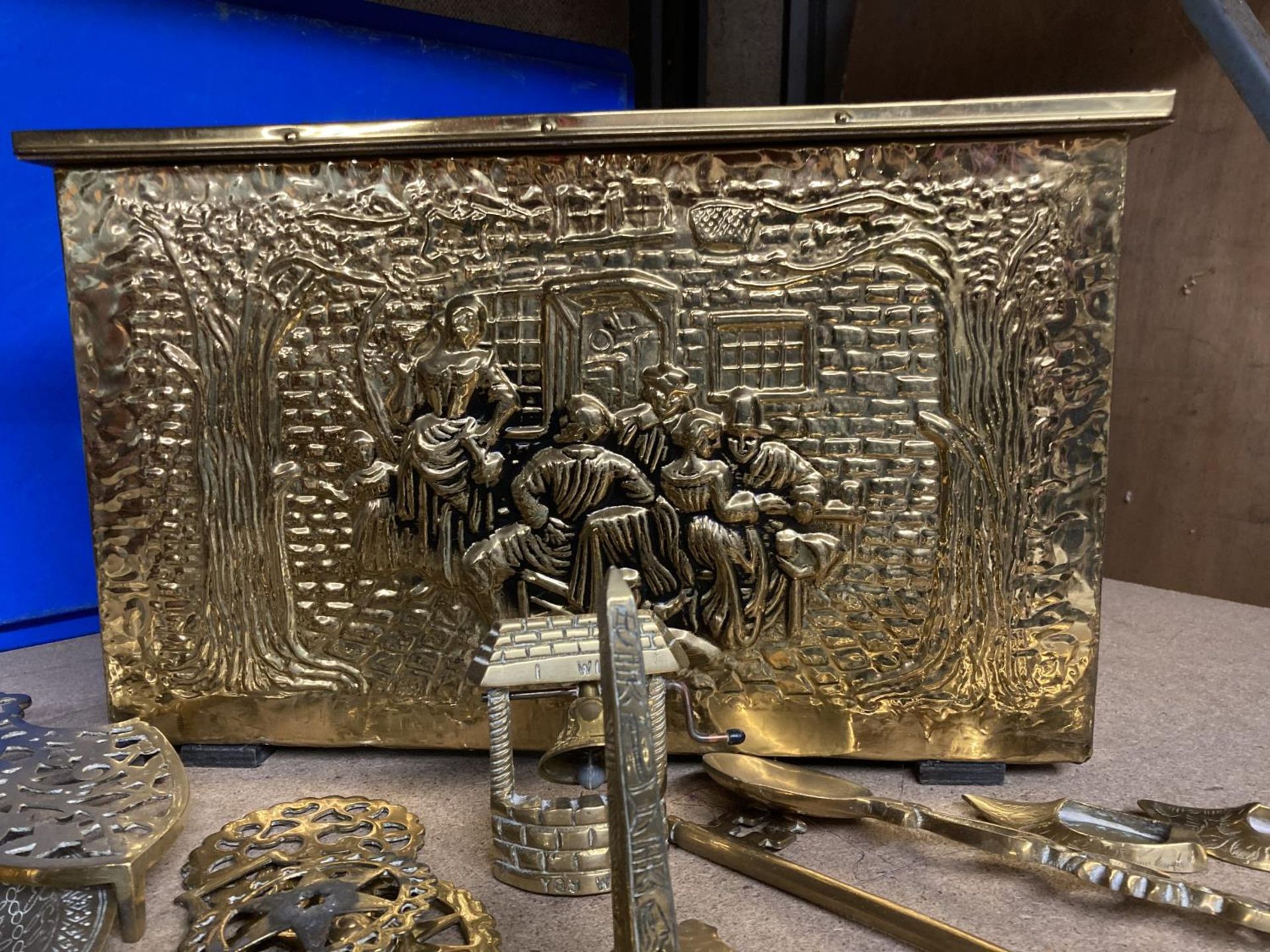 A BRASS COAL BOX CONTAINING A QUANTITY OF BRASS ITEMS INCLUDING, VASES, PLATES, FIGURES, BELL, ETC - Image 2 of 4