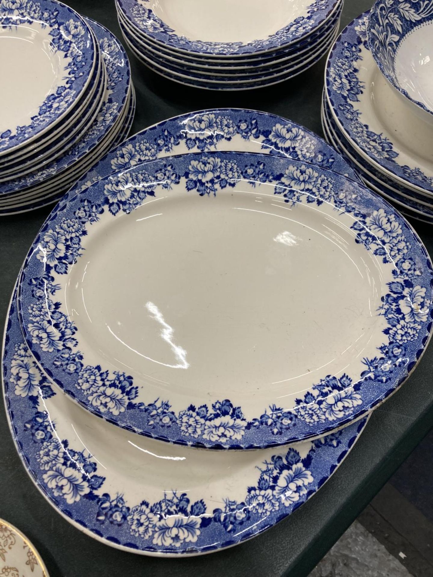 A QUANTITY OF BRITANNIA BLUE AND WHITE DINNER WARE TO INCLUDE PLATES, TUREENS, BOWLS, ETC - Image 3 of 4