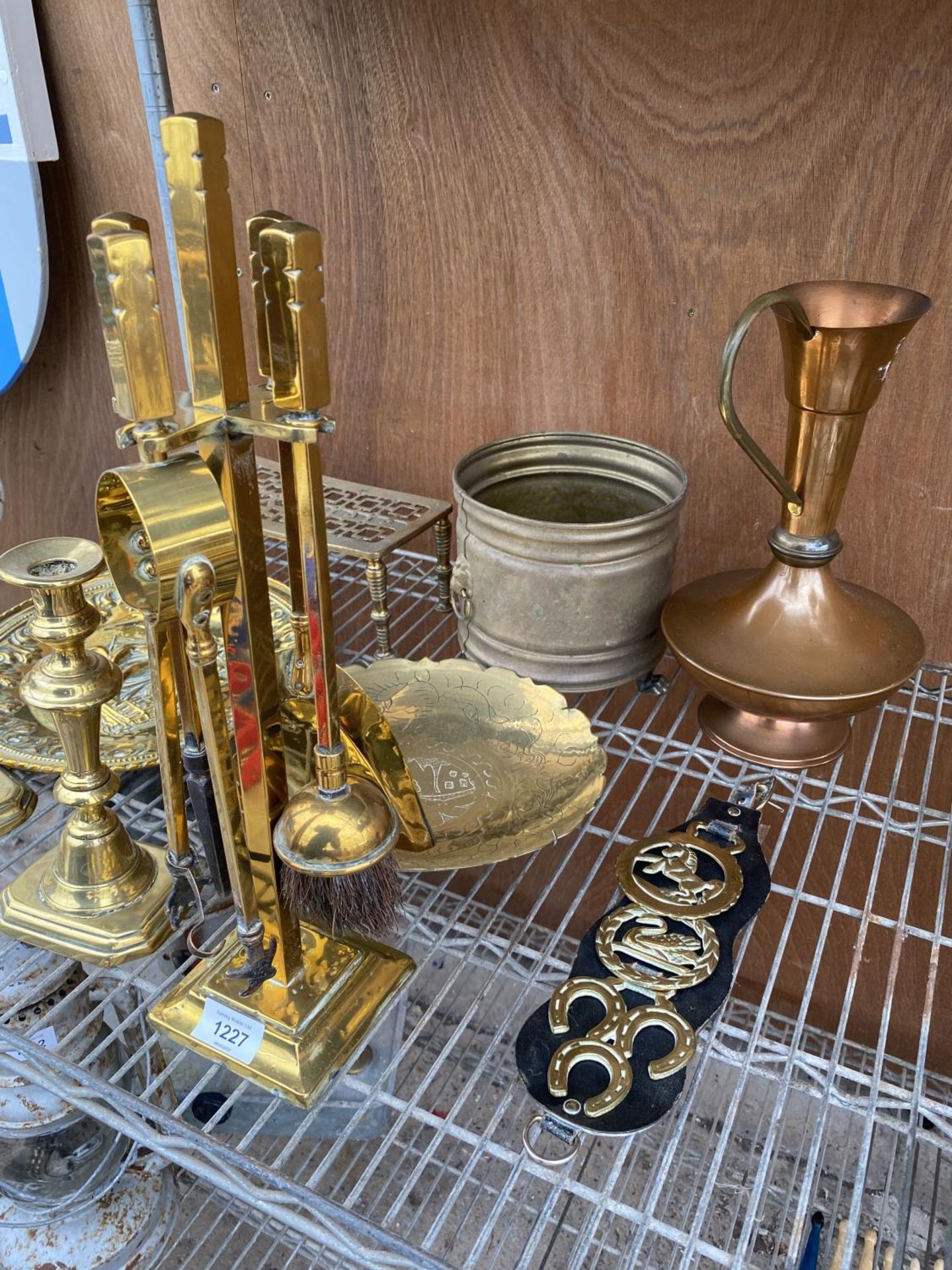 AN ASSORTMENT OF BRASS AND COPPER TO INCLUDE A BRASS FIRESIDE COMPANION SET, BRASS CANDLE STICKS AND - Image 3 of 4