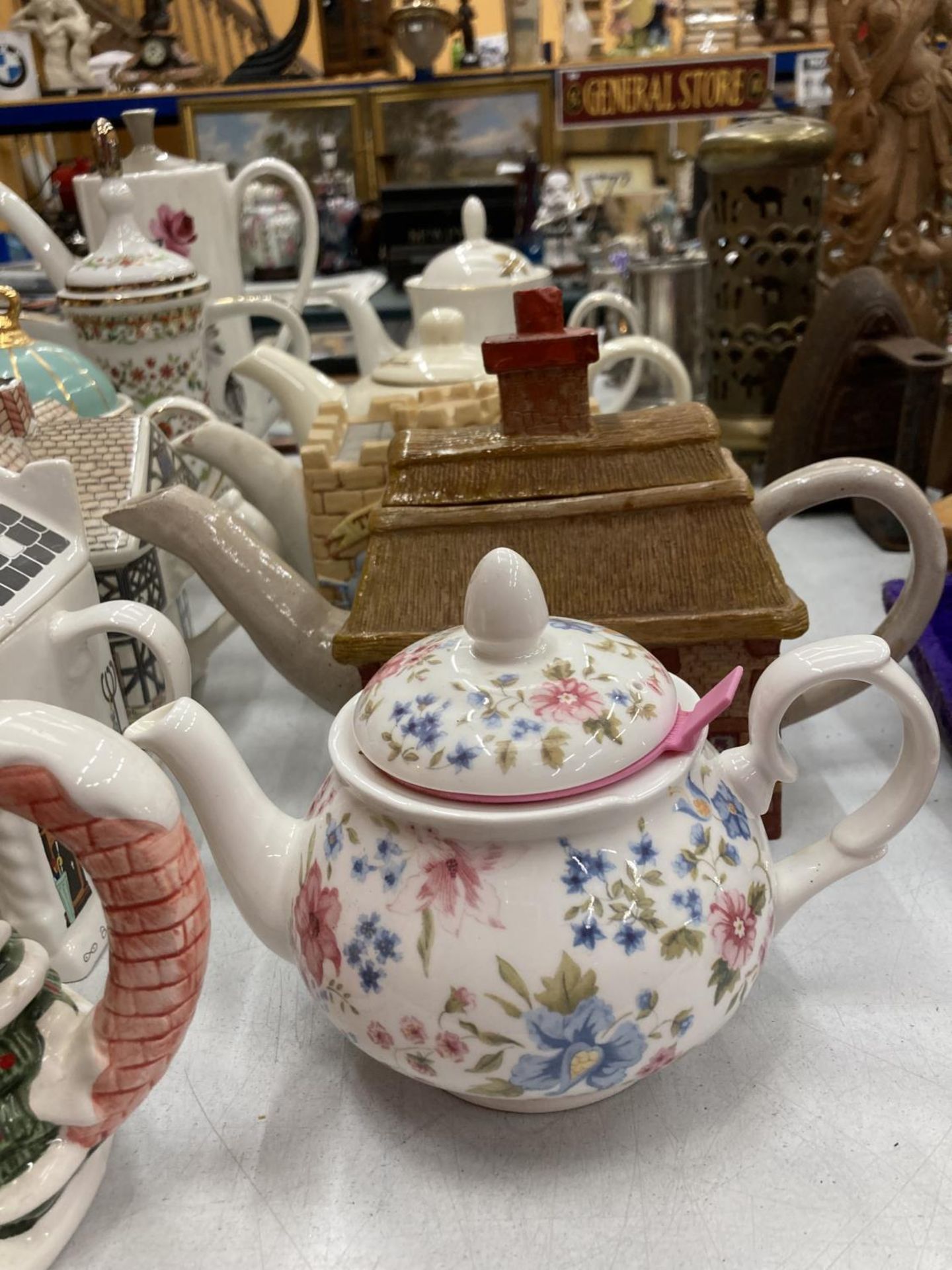 A QUANTITY OF COLLECTABLE TEAPOTS TO INCLUDE SADLER, WADE, LEONARDO, ROYAL DOULTON, ETC - Image 4 of 7