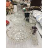 A QUANTITY OF GLASSWARE TO INCLUDE BOWLS, JUGS, DECANTER, ETC