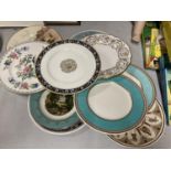 A COLLECTION OF LARGE PLATES TO INCLUDE ROYAL DOULTON, AYNSLEY 'PEMBROKE', CABINET PLATES, ETC