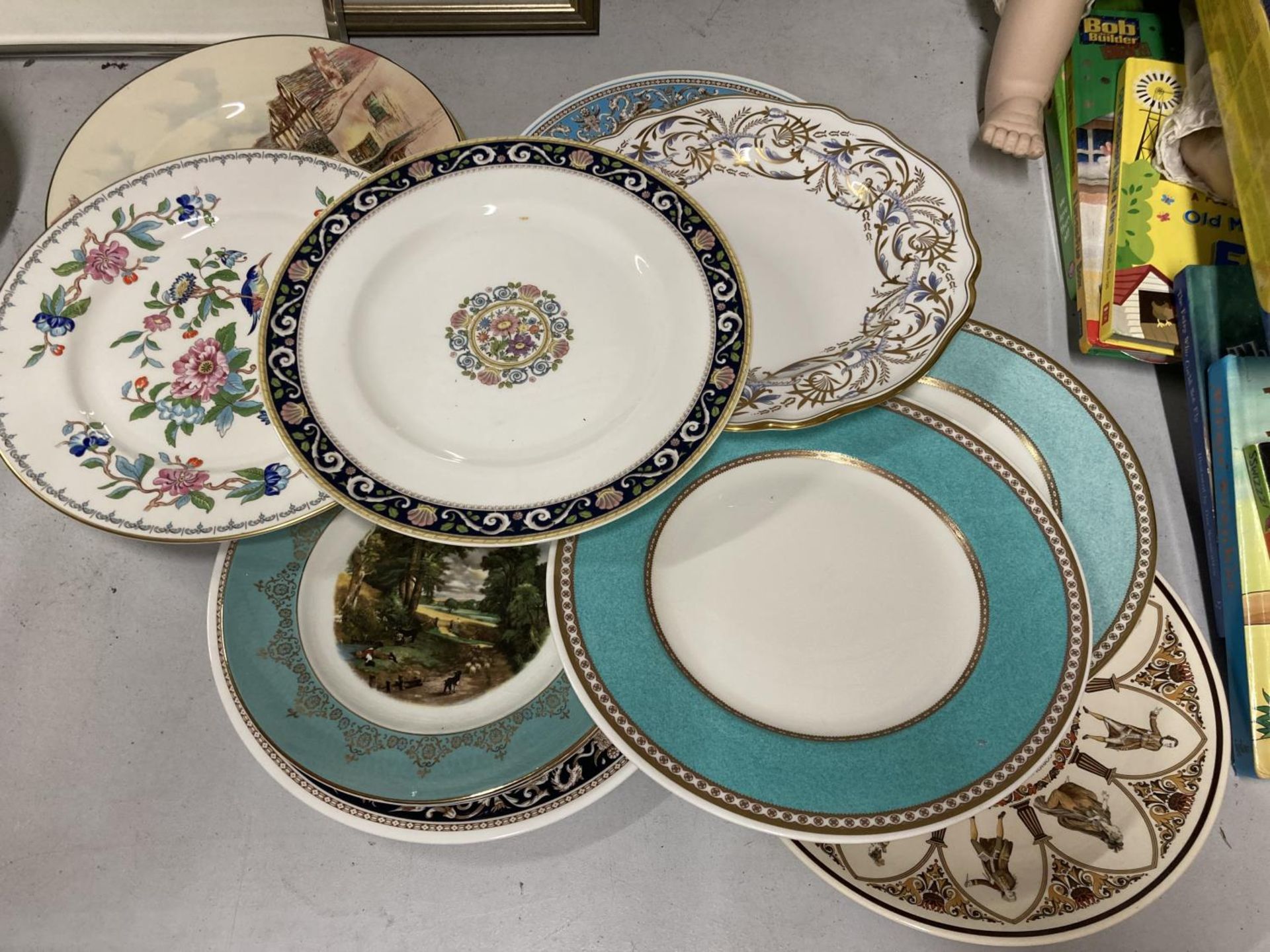 A COLLECTION OF LARGE PLATES TO INCLUDE ROYAL DOULTON, AYNSLEY 'PEMBROKE', CABINET PLATES, ETC