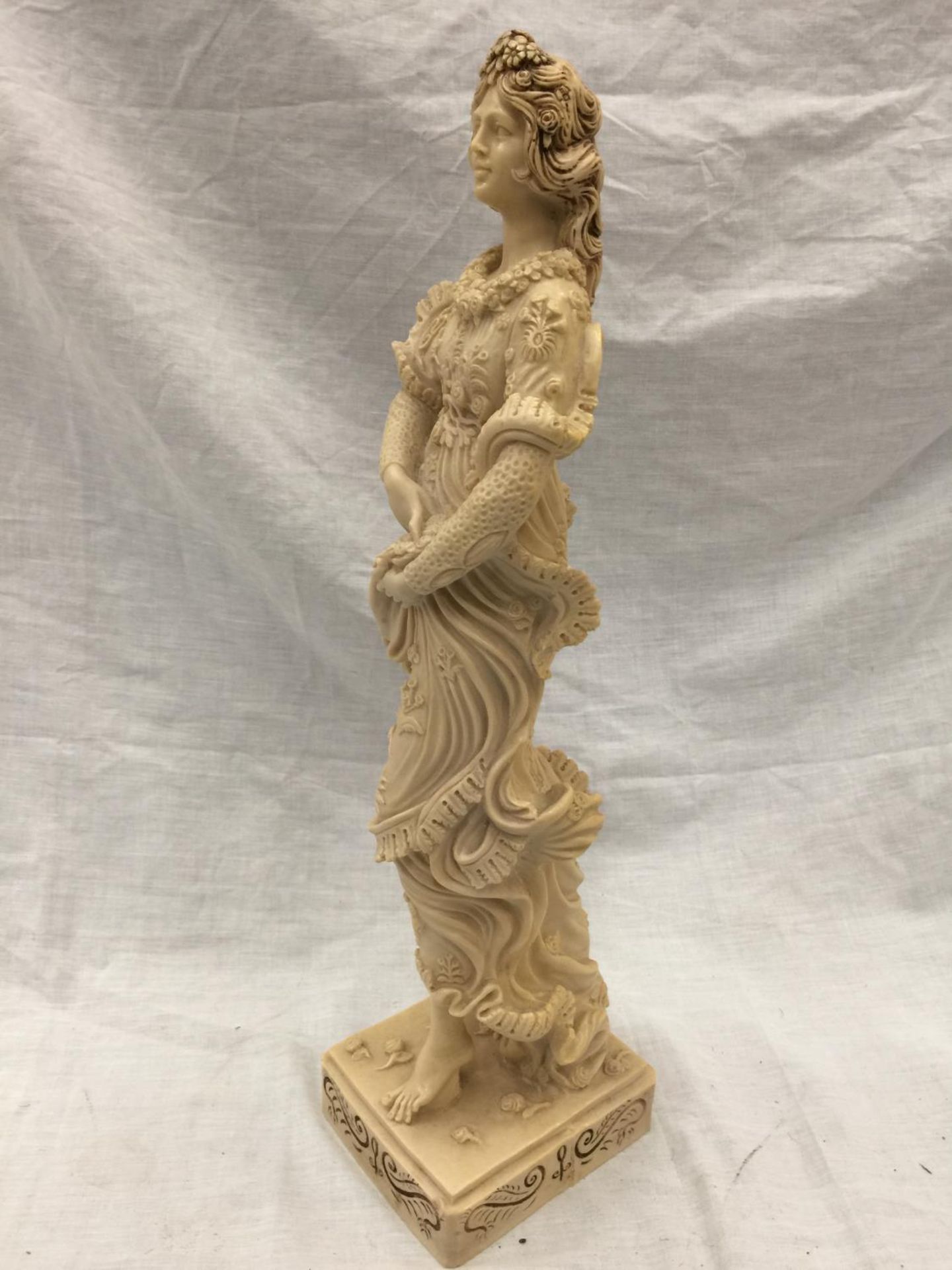A CARVED RESIN FIGURE OF A GIRL WITH FLOWERS - Image 5 of 6