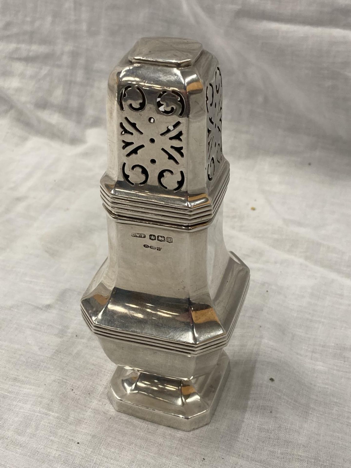 A HALLMARKED SHEFFIELD SILVER SUGAR SIFTER HEIGHT 16CM