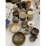 A QUANTITY OF STUDIO POTTERY TO INCLUDE BOWLS, CUPS, JUGS, ETC - SOME SIGNED