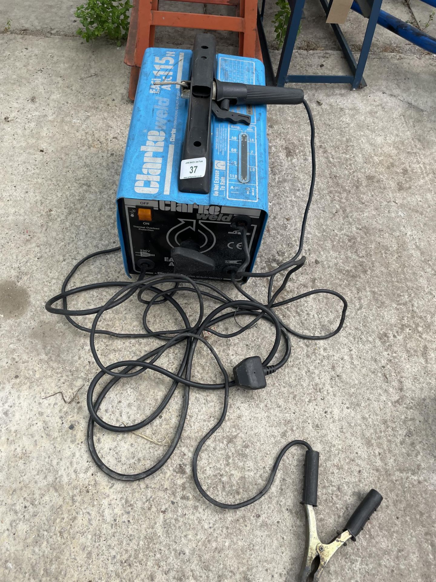 A CLARKE EASI ARC 115N WELDER NO VAT BELIEVED IN GOOD WORKING ORDER BUT NO WARRANTY GIVEN