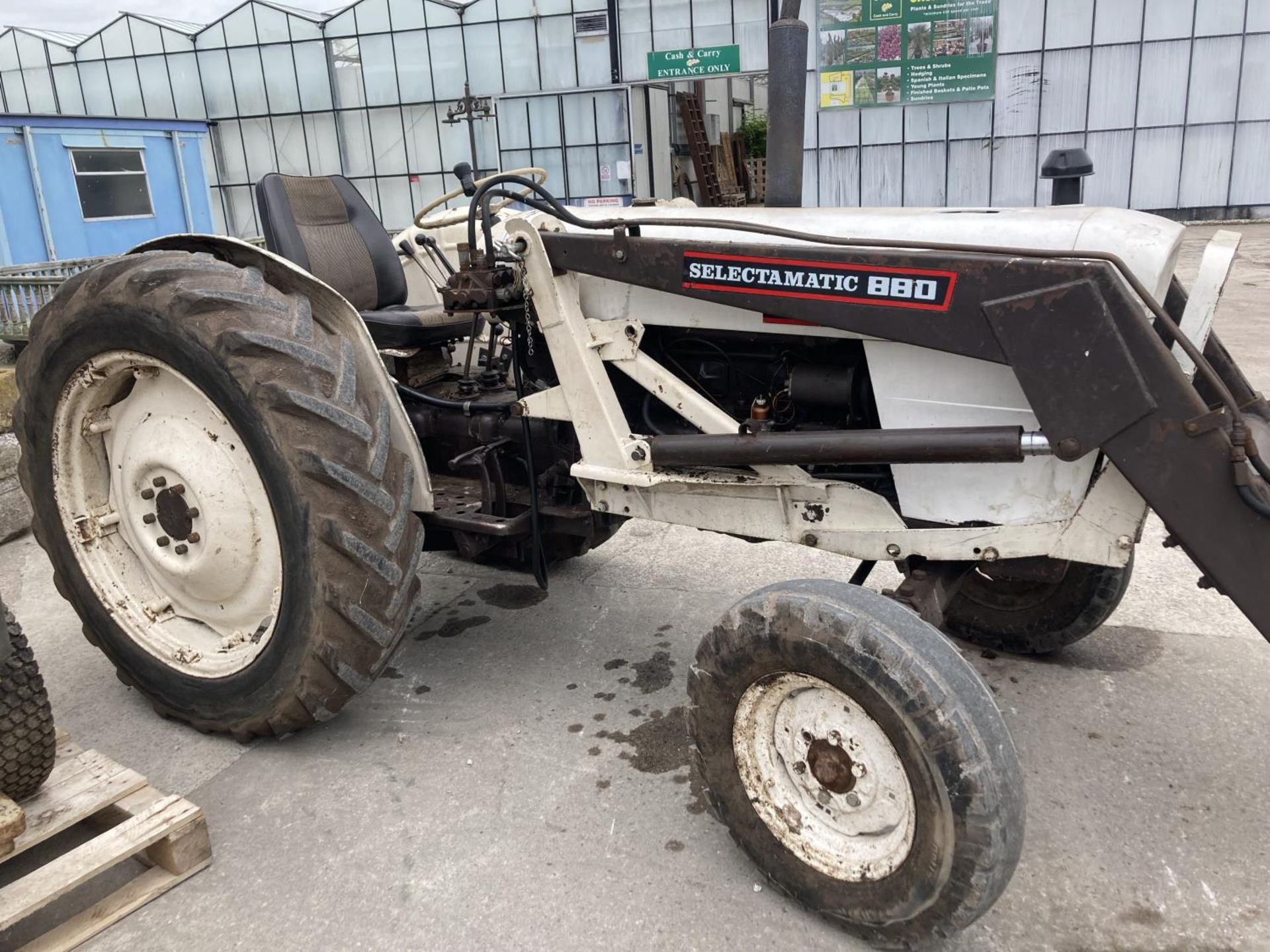 DAVID BROWN 990 TRACTOR WITH V5 FIRST REG 01/09/70 TMA 315J WITH POWER LOADER RECONDITIONED ENGINE - Image 7 of 8