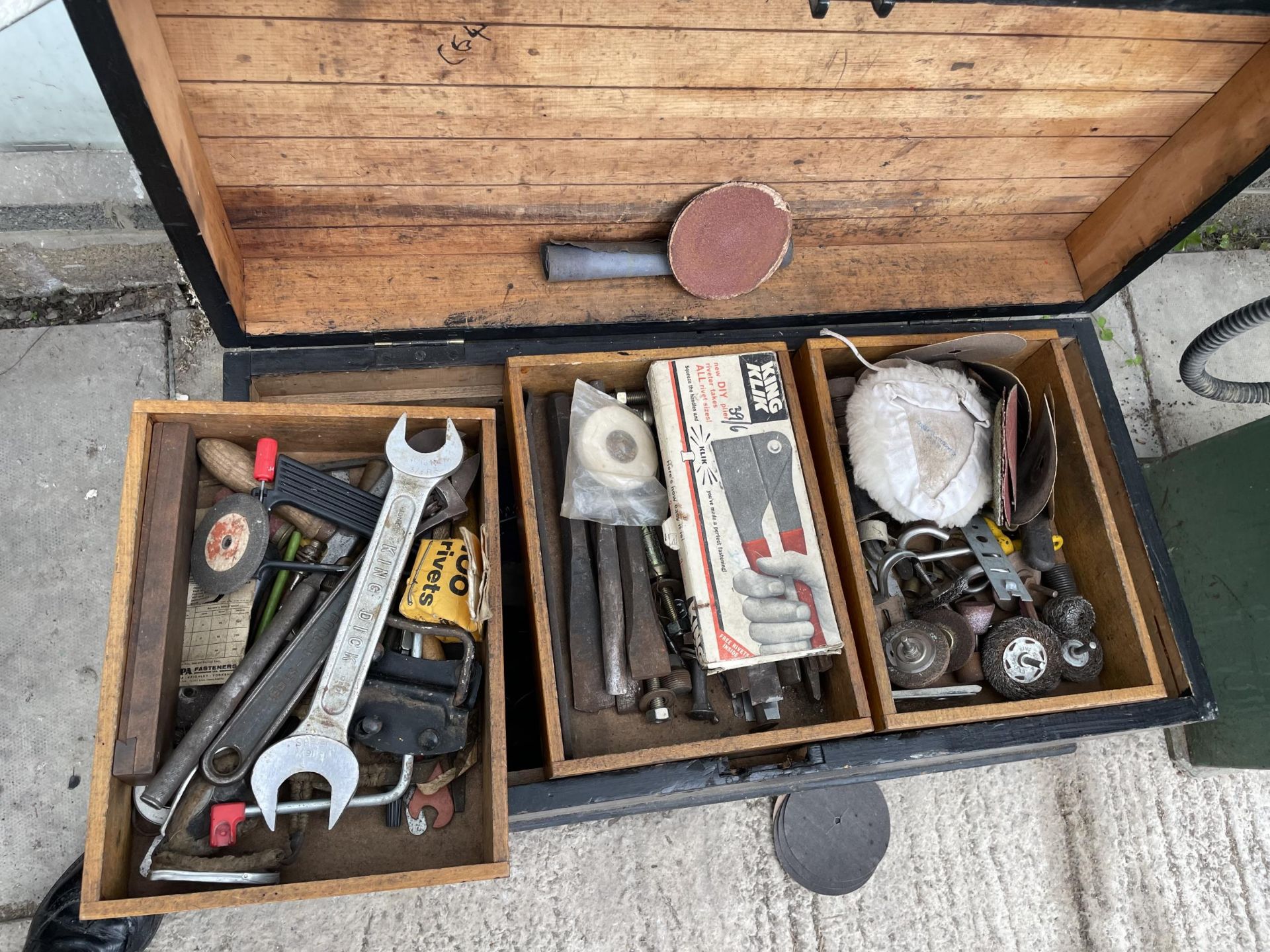 A TOOLBOX CONTAINING VARIOUS HAND TOOLS NO VAT - Image 2 of 4