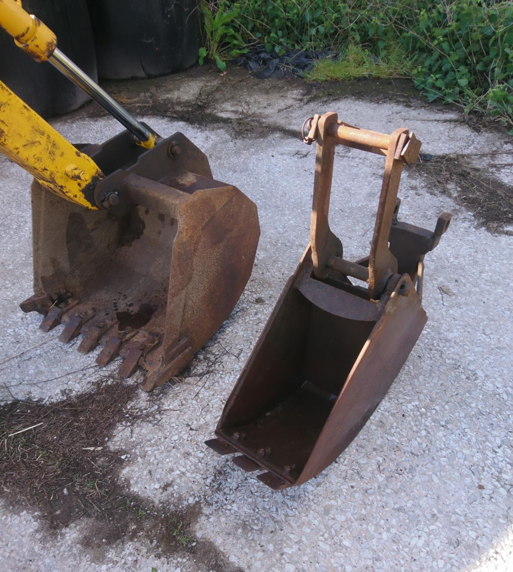 A FOSTER D2P DIGGER COMPLETE WITH 24" BUCKET AND 9" DRAINAGE BUCKET + VAT - Image 2 of 2