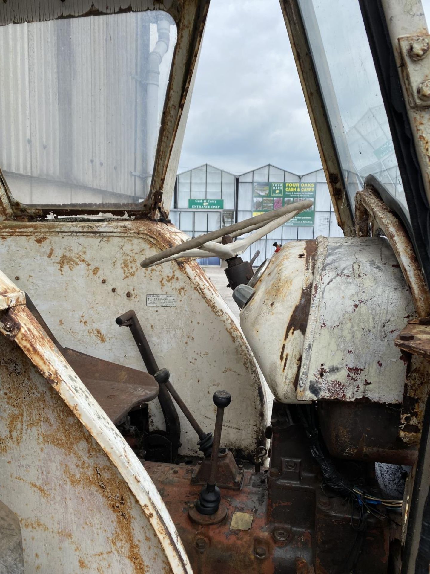 DAVID BROWN 1200 SELECTAMATIC TRACTOR IT WAS DRIVEN OFF A LOW LOADER THE VENDOR SAYS IT RUNS WELL NO - Image 5 of 6