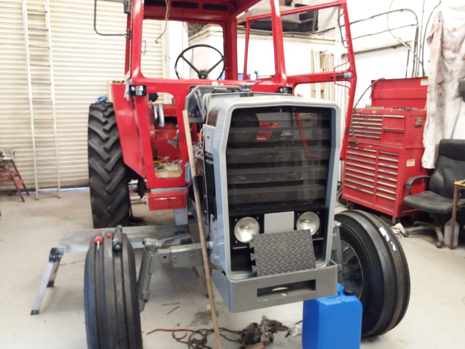 A MASSEY FERGUSON 590 TRACTOR -UTF 234S 4762 HOURS THIS TRACTOR HAS BEEN THE SUBJECT OF A FULL, - Image 13 of 22