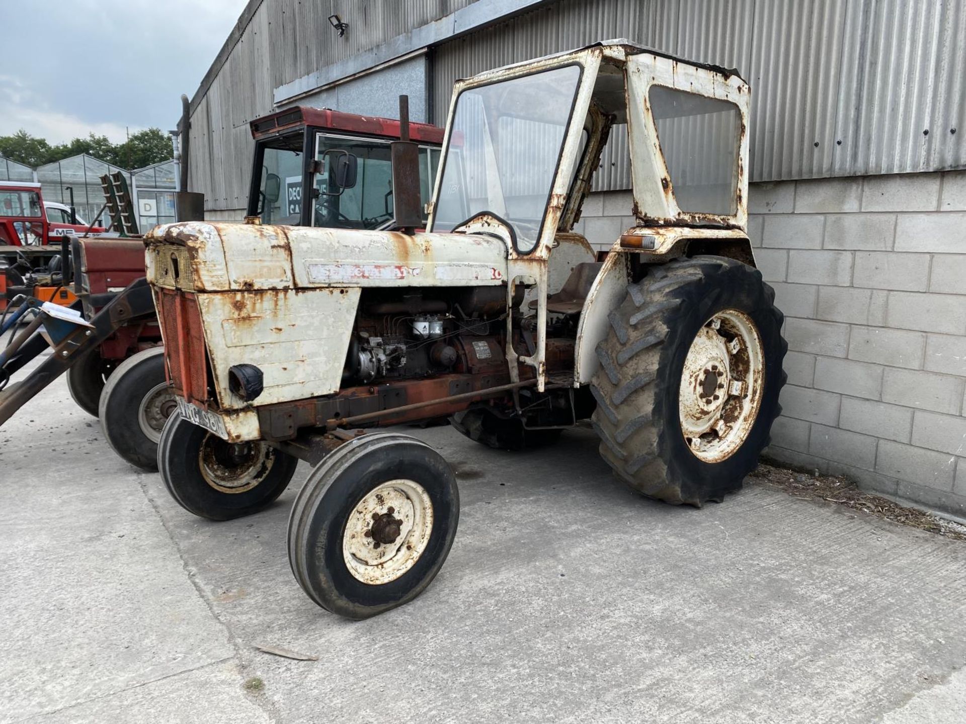 DAVID BROWN 1200 SELECTAMATIC TRACTOR IT WAS DRIVEN OFF A LOW LOADER THE VENDOR SAYS IT RUNS WELL NO