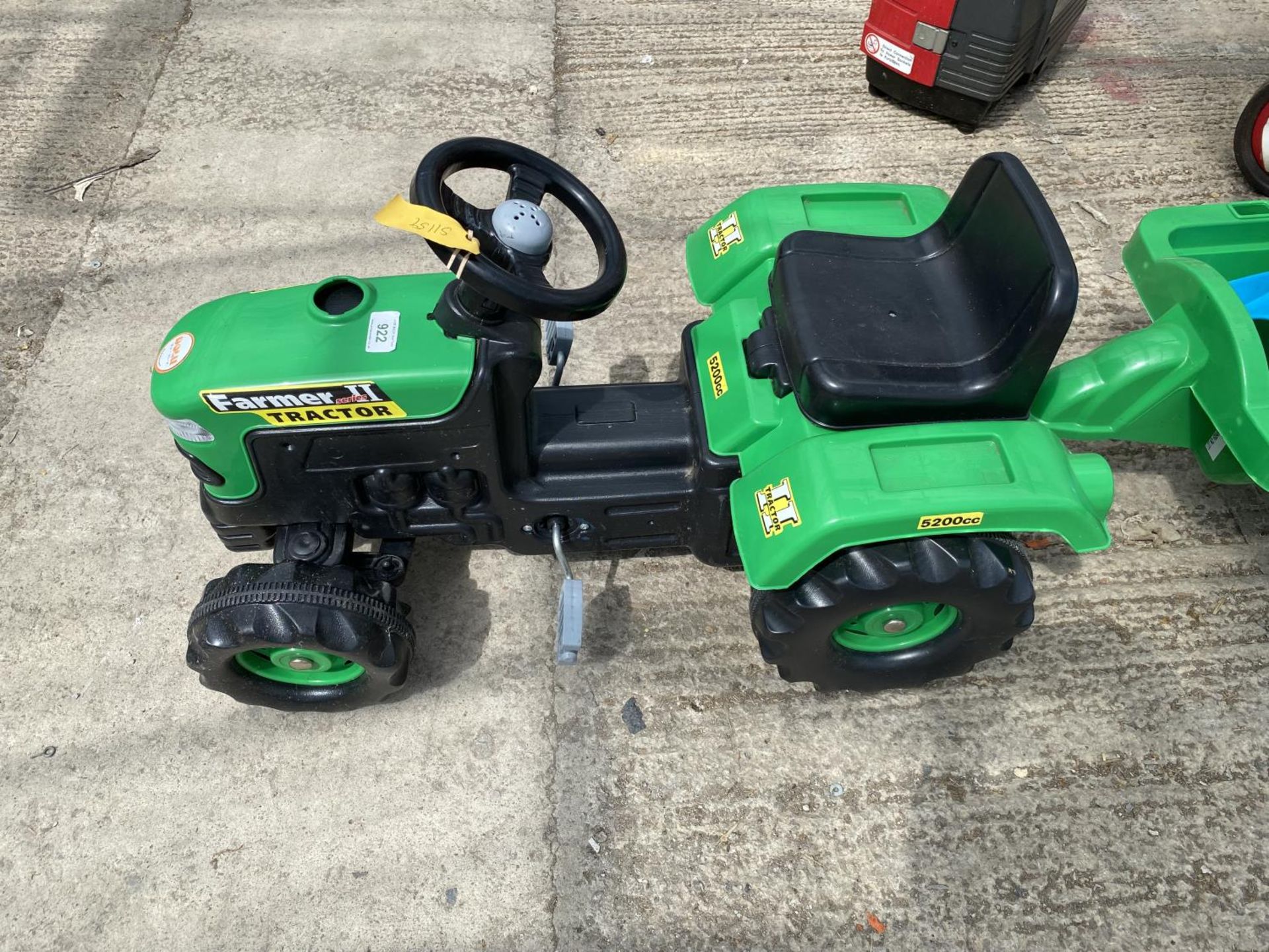 GREEN PLASTIC KIDS FARM TRACTOR WITH TRAILER IN EXCELLENT CONDITION - NO VAT - Image 2 of 3