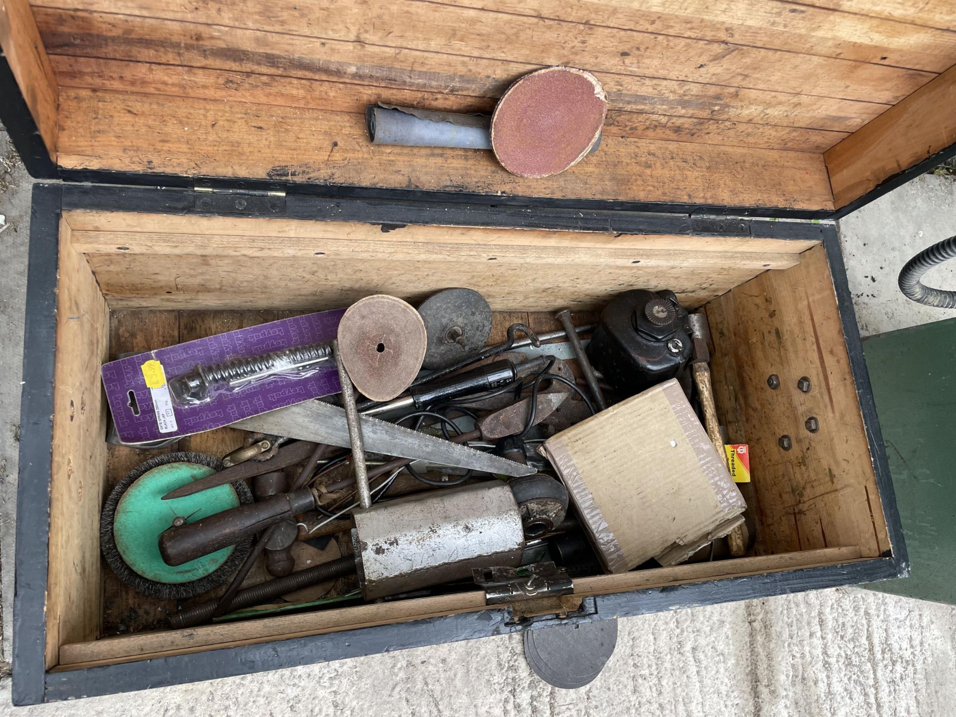 A TOOLBOX CONTAINING VARIOUS HAND TOOLS NO VAT - Image 3 of 4