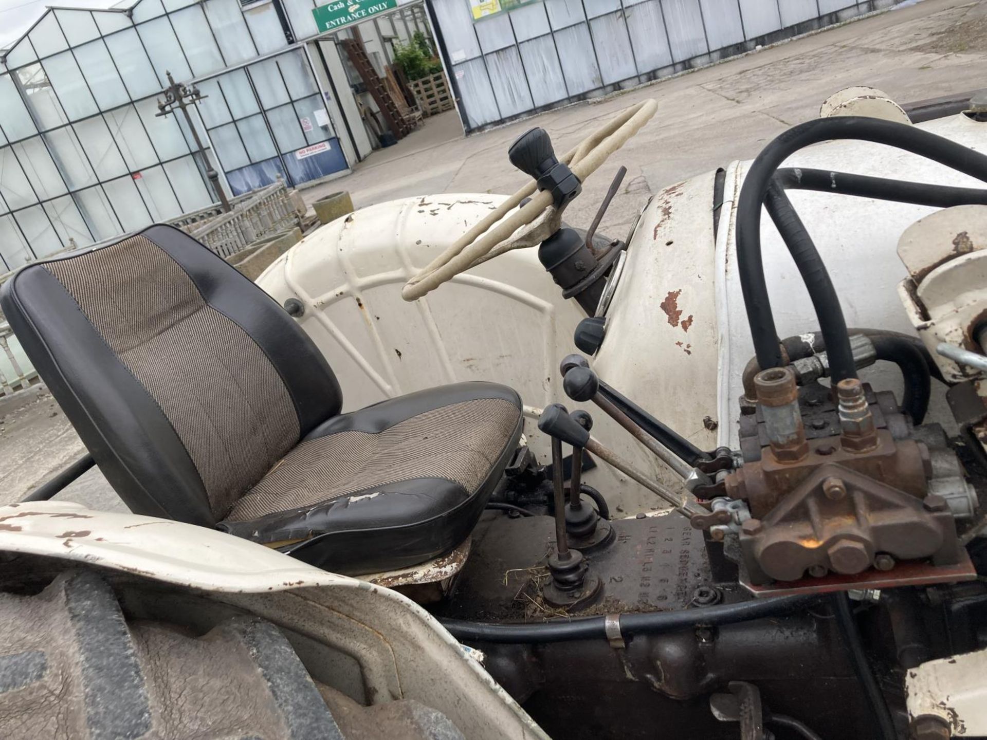 DAVID BROWN 990 TRACTOR WITH V5 FIRST REG 01/09/70 TMA 315J WITH POWER LOADER RECONDITIONED ENGINE - Image 8 of 8