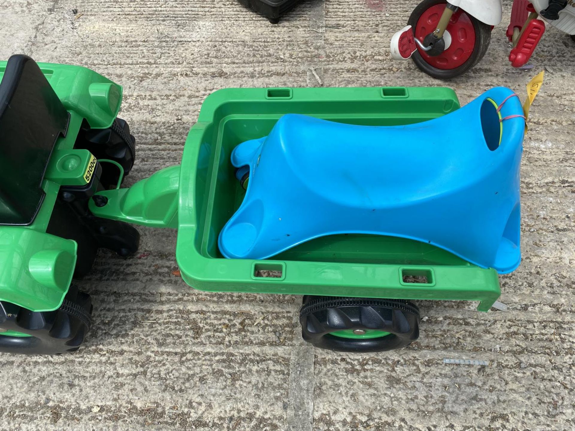 GREEN PLASTIC KIDS FARM TRACTOR WITH TRAILER IN EXCELLENT CONDITION - NO VAT - Image 3 of 3