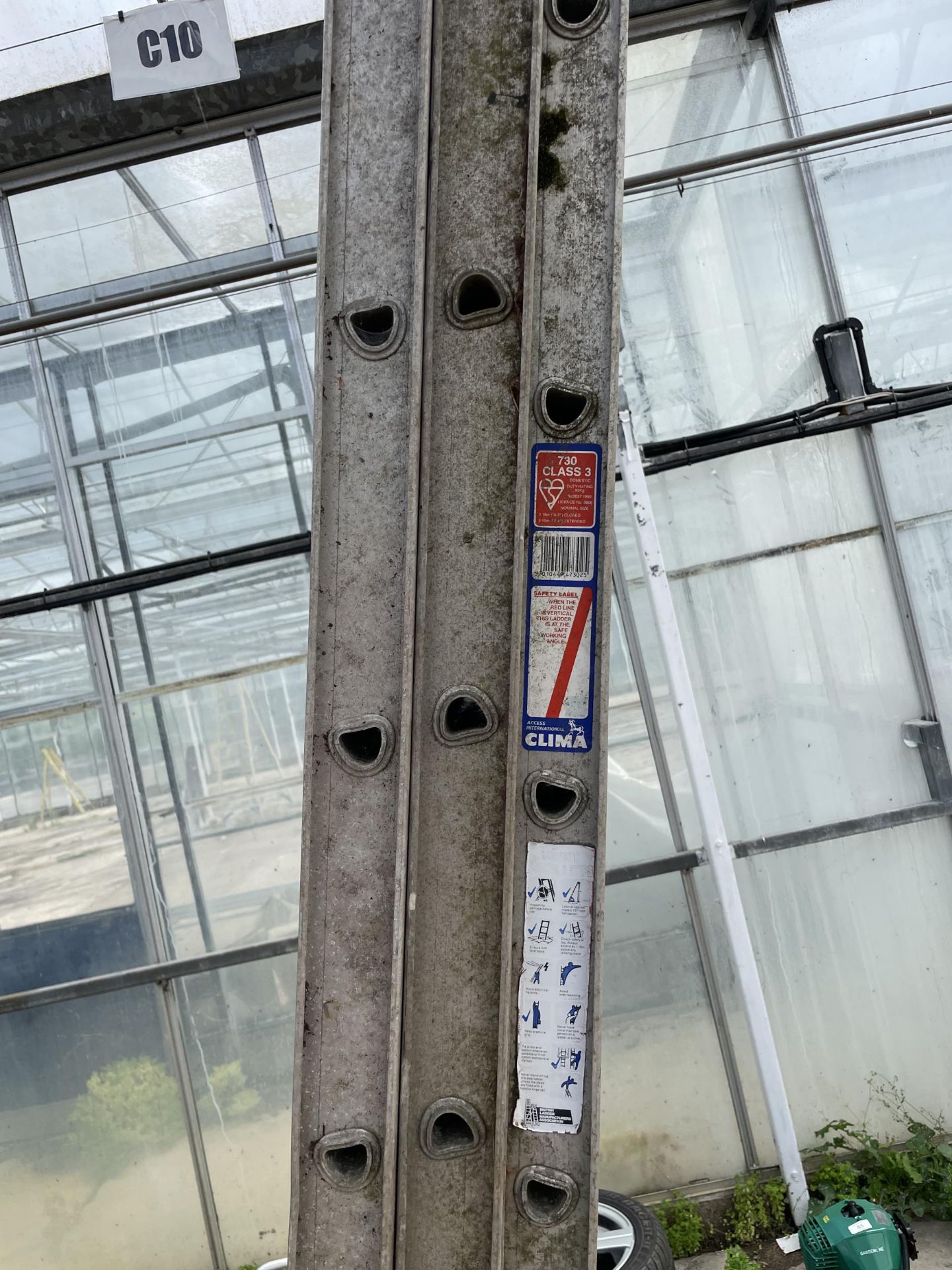 AN ALUMINIUM TRIPLE EXTENDABLE 36 RUNG LADDER NO VAT - Image 2 of 2