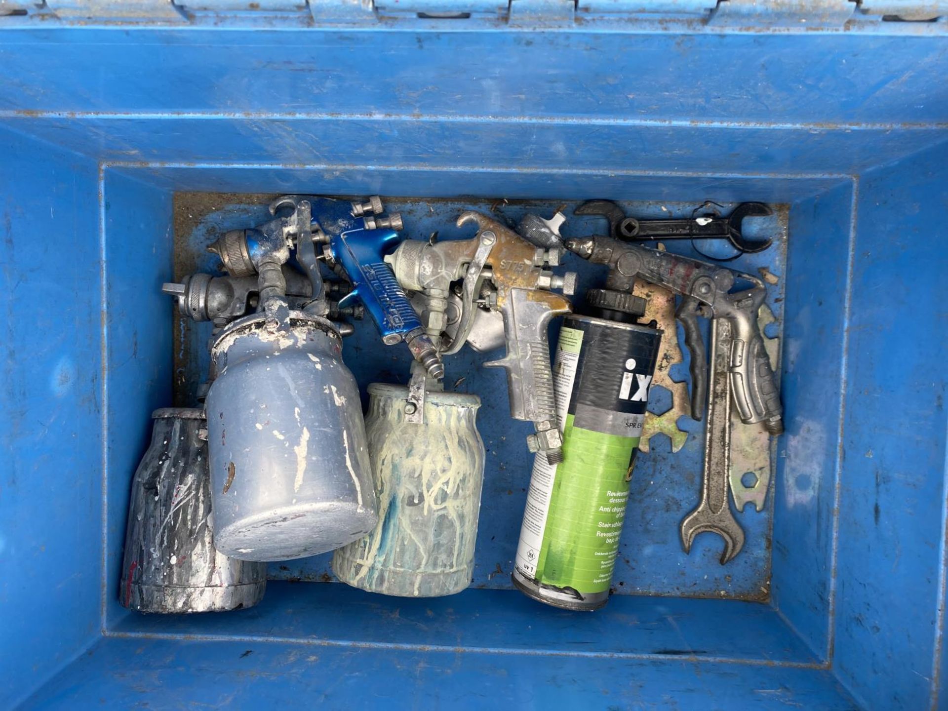 BOX WITH 3 SPRAY CANS NO VAT