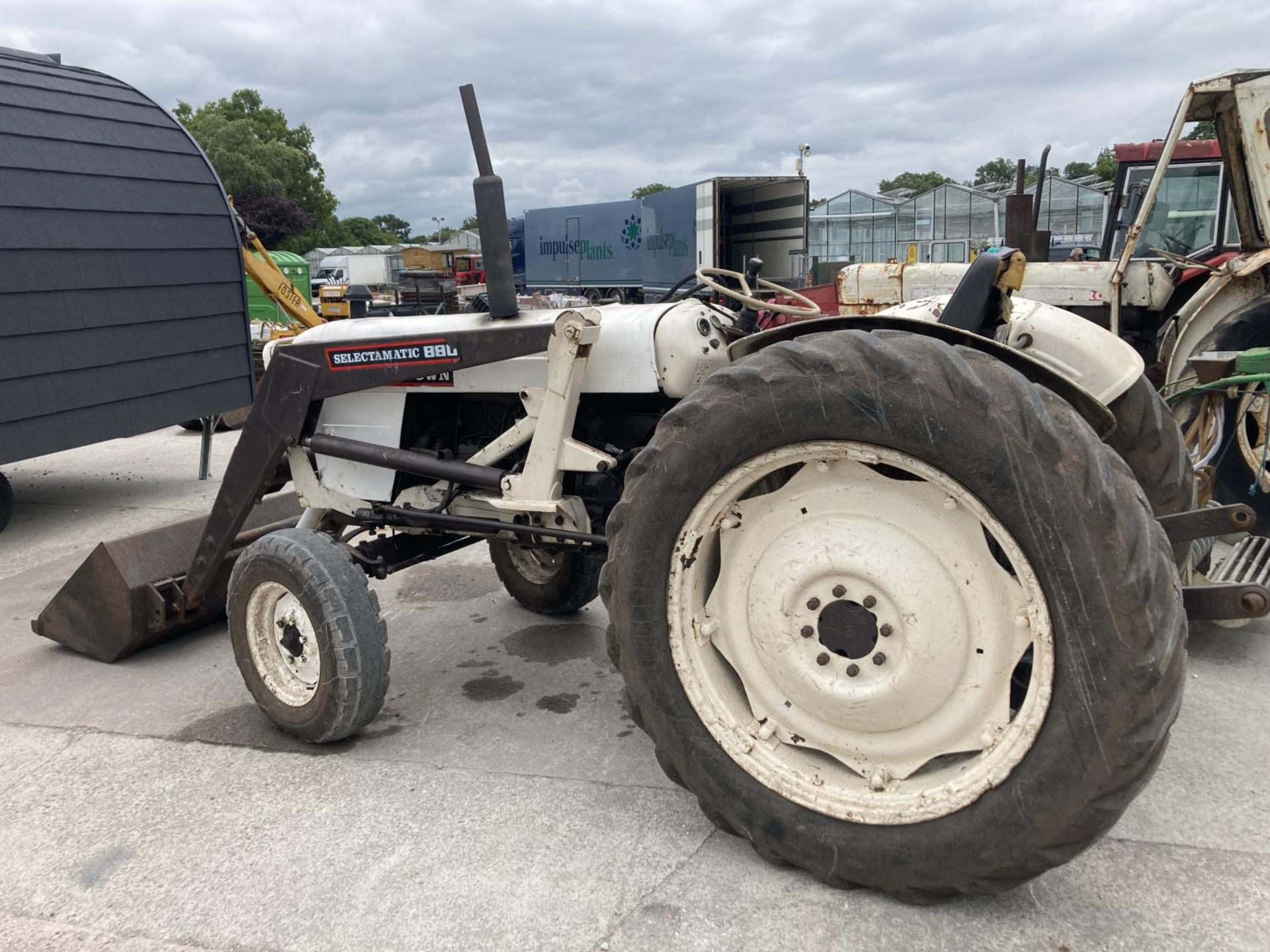 DAVID BROWN 990 TRACTOR WITH V5 FIRST REG 01/09/70 TMA 315J WITH POWER LOADER RECONDITIONED ENGINE - Image 2 of 8