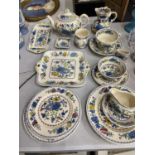 A QUANTITY OF MASON'S 'REGENCY' IRONSTONE CHINA TO INCLUDE A TEAPOT - SPOUT HAS SMALL CHIP, SANDWICH