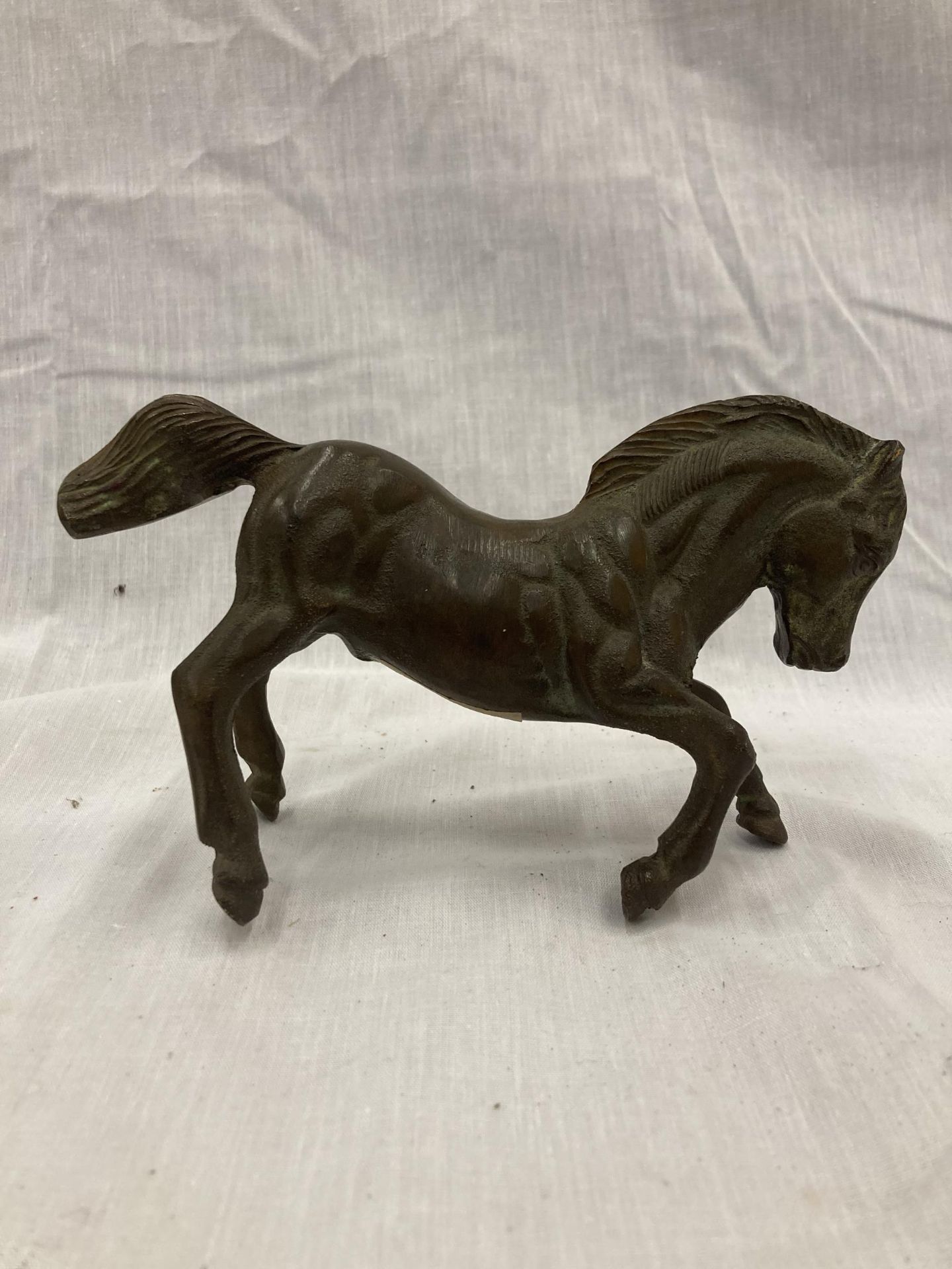 A BRONZE PRANCING HORSE LENGTH 20CM HEIGHT 10CM - Bild 5 aus 8