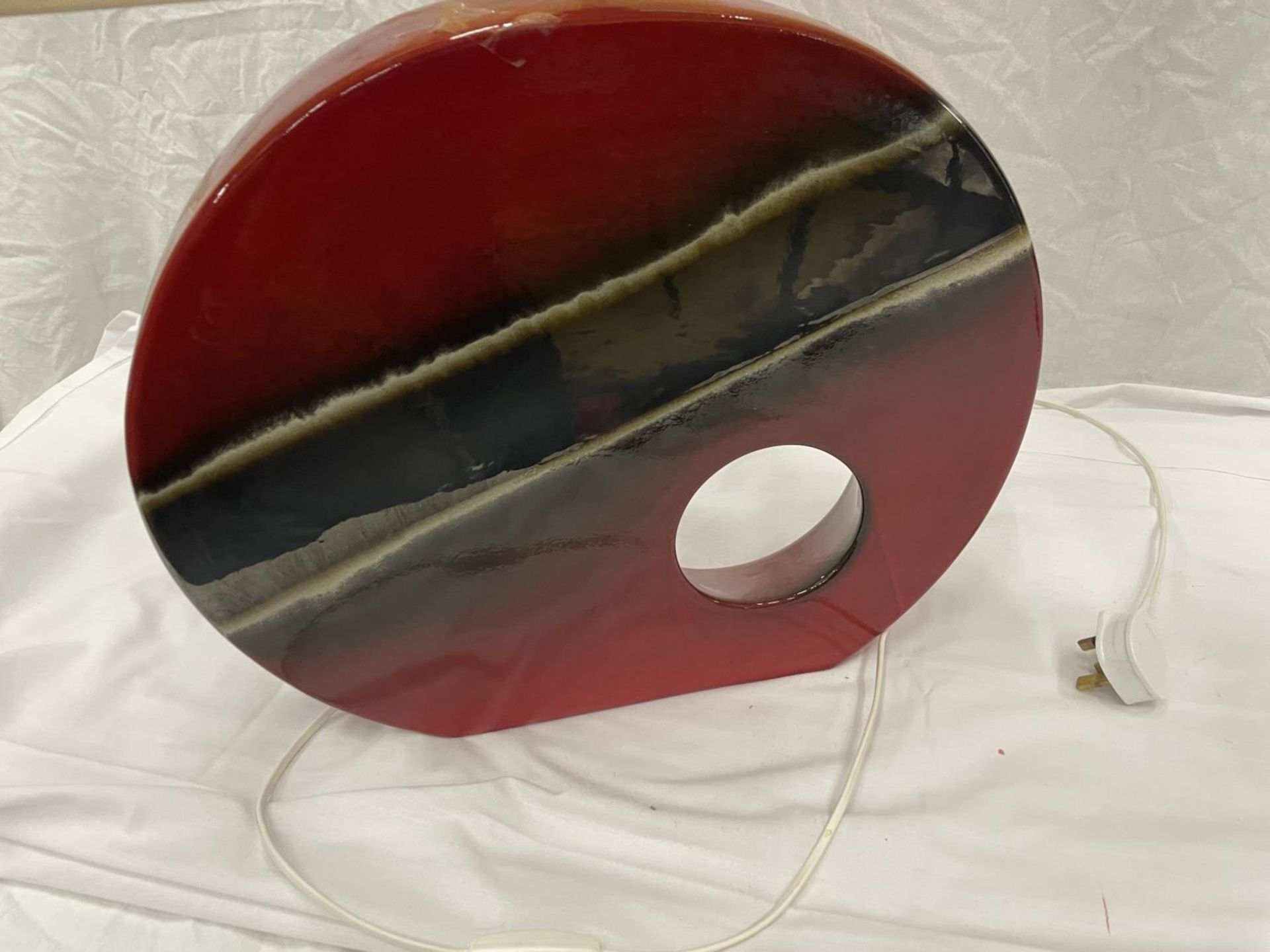 A VERY LARGE ART SCULPTURE ROUND RED LAMP WITH SHADE HEIGHT 40CM, WIDTH 47CM - Image 6 of 6