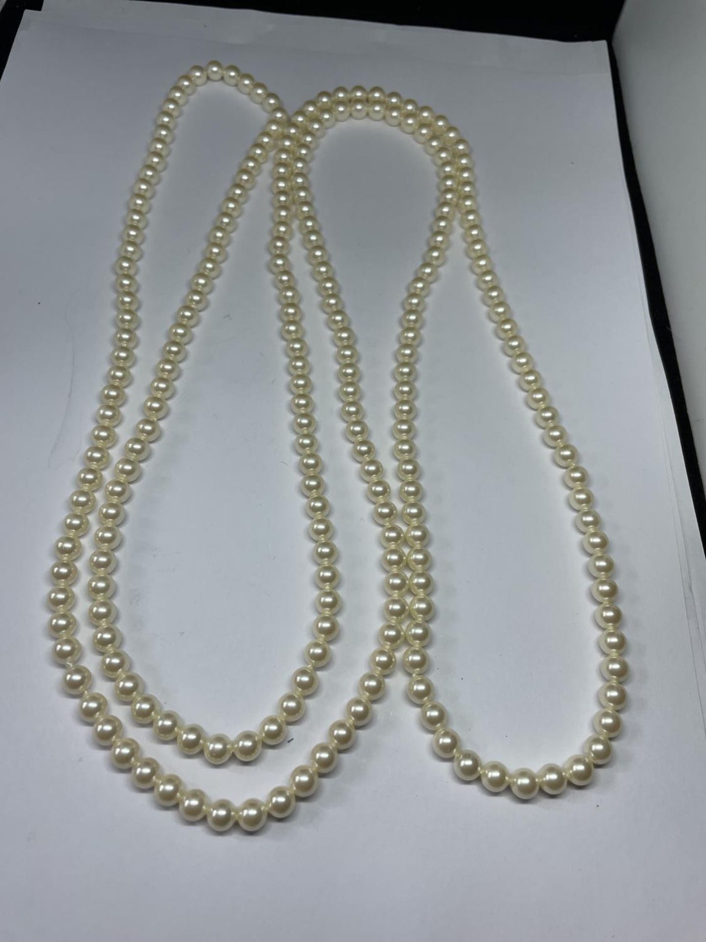 A LONG STRAND OF LOTUS PEARLS IN A PRESENTATION BOX - Image 3 of 3