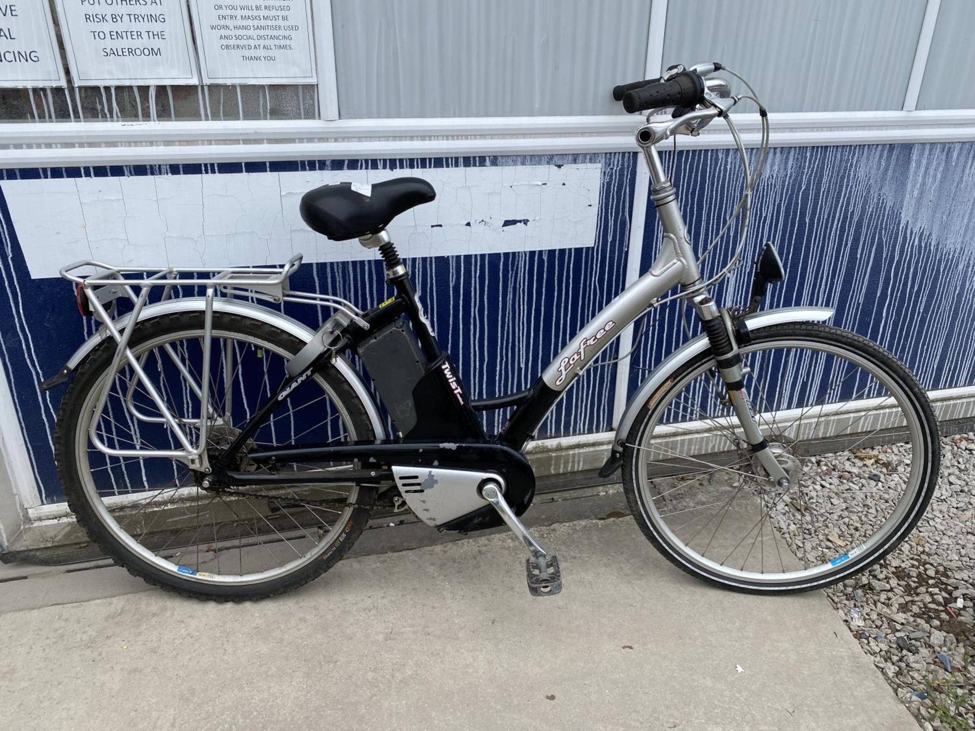 A LAFREE TWIST ELECTRIC BIKE WITH KEY, BATTERY AND CHARGER