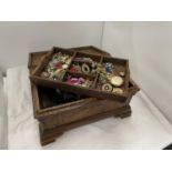 A MAHOGANY JEWELLERY BOX CONTAINING A QUANTITY OF COSTUME JEWELLERY TO INCLUDE BROOCHES,