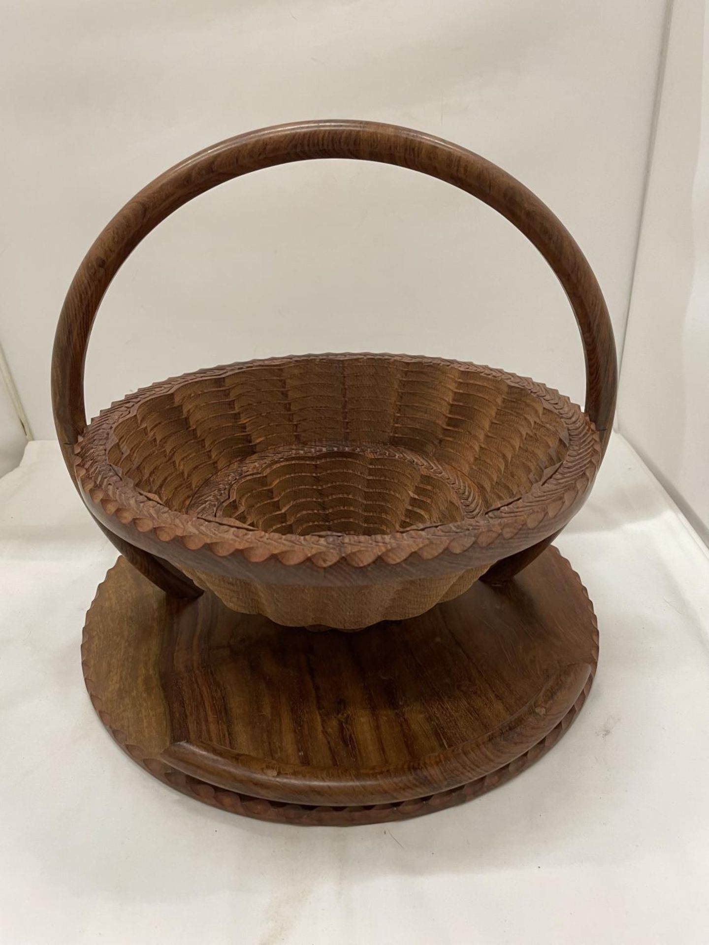 A METAMORPHIC WOODEN TRAY, PULL THE HANDLE UP AND IT BECOMES A BASKET - Image 4 of 6