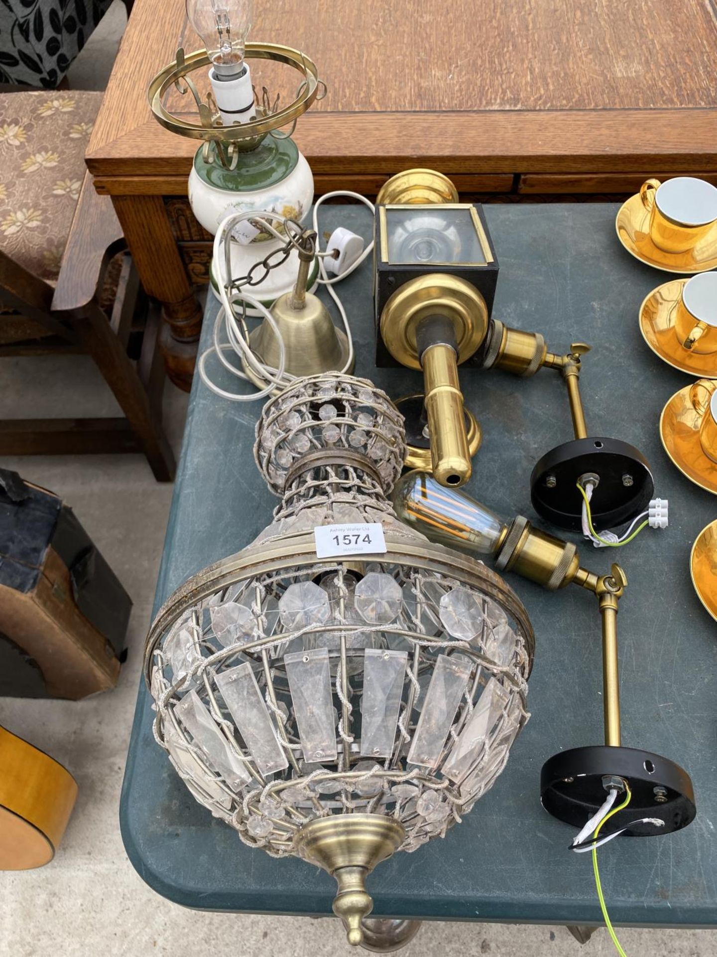 AN ASSORTMENT OF LIGHT FITTINGS TO INCLUDE A COACH LAMP ETC