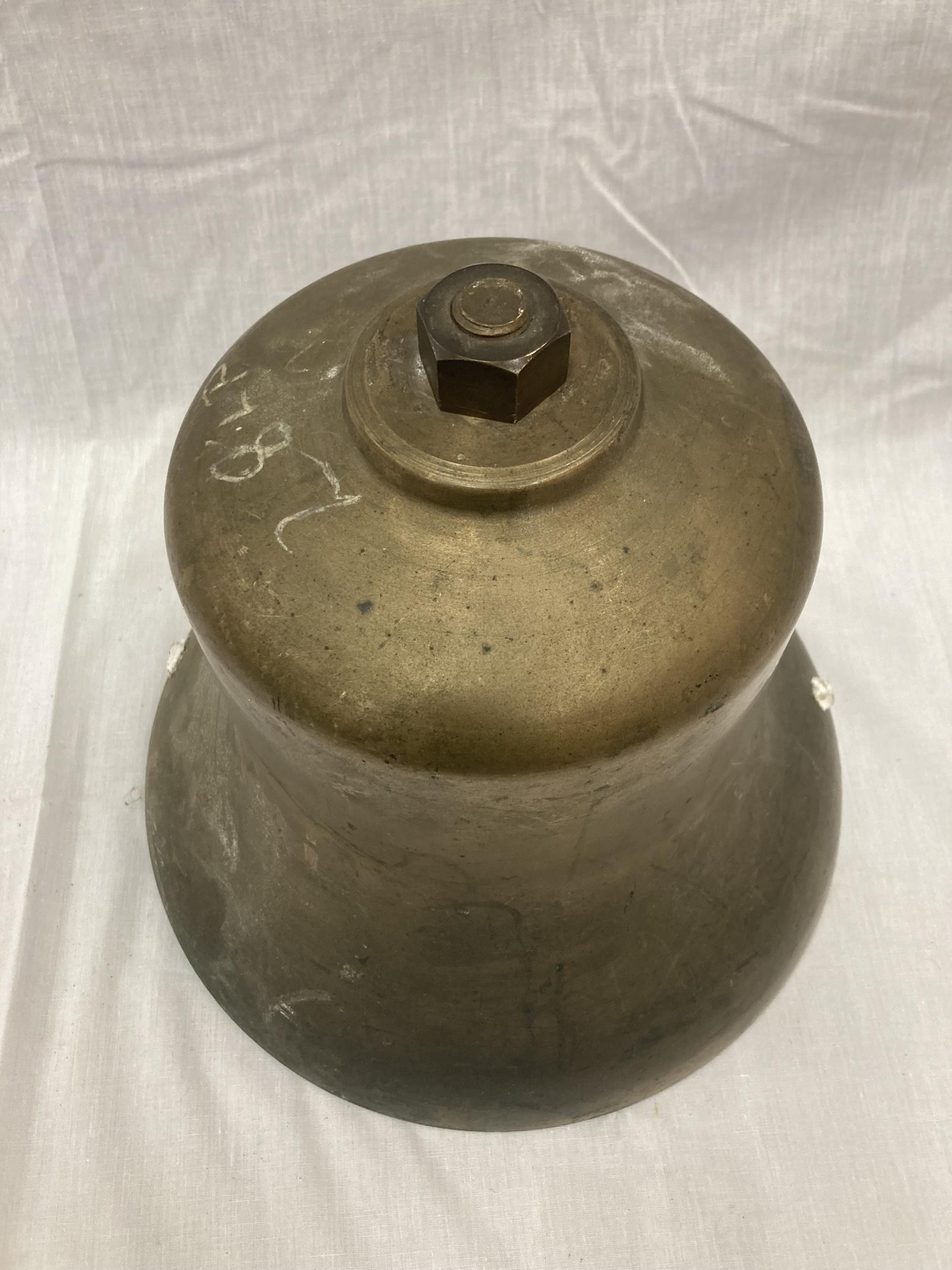 A LARGE HEAVY BRASS BELL HEIGHT 30CM DIAMETER 30CM - Image 3 of 5