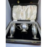 A HALLMARKED SHEFFIELD SILVER CRUET SET IN A PRESENTATION BOX WITH BLUE GLASS LINER. GROSS WEIGHT