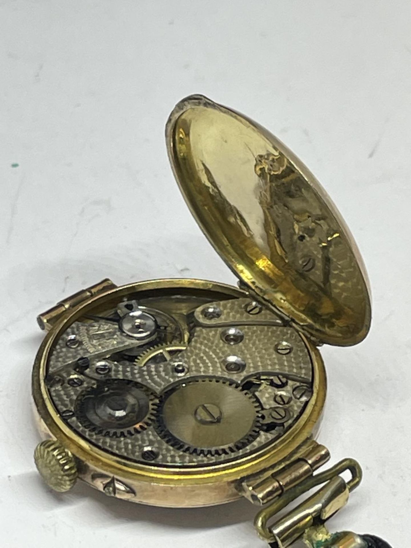 A MARKED 9 CARAT GOLD CASED WATCH WITH LEATHER STRAP IN NEED OF REPAIR - Image 9 of 12