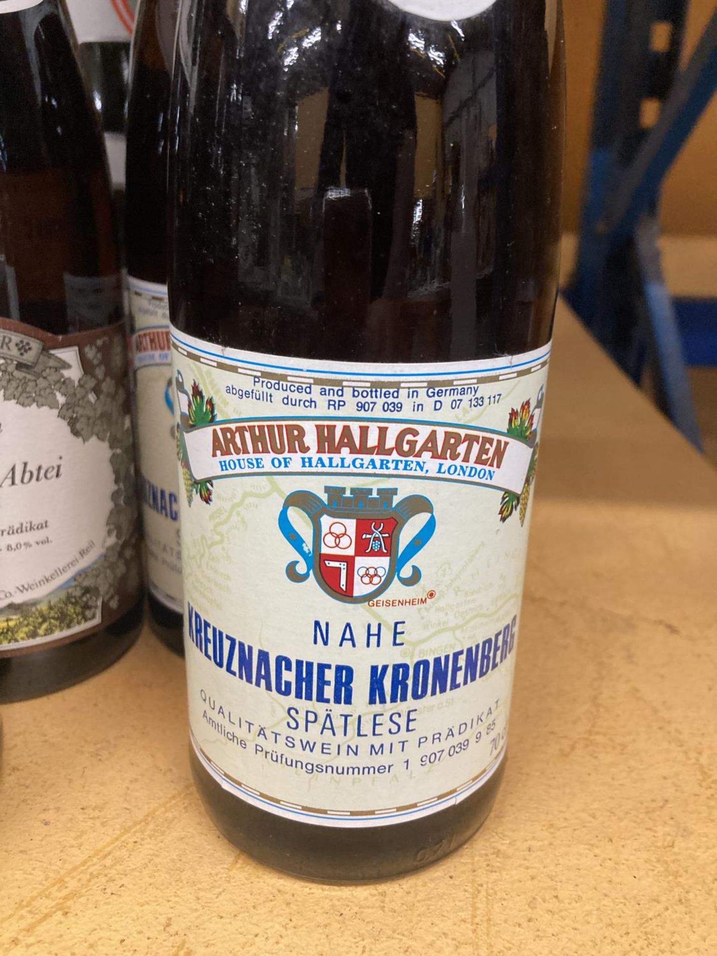 NIE BOTTLES OF VARIOUS GERMAN WINES TO INCLUDE 1983 ARTHUR HALLGARTEN NAHE KREUZNACHER KRONENBERG - Image 3 of 14