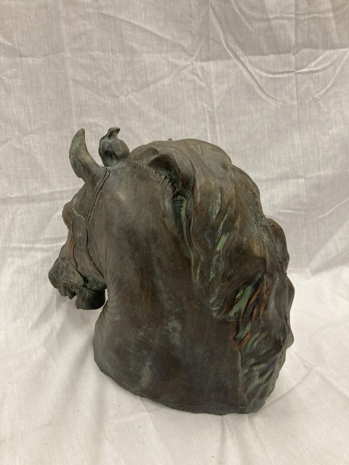 A BRONZE HORSE HEAD BUST HEIGHT 31CM - Bild 4 aus 7