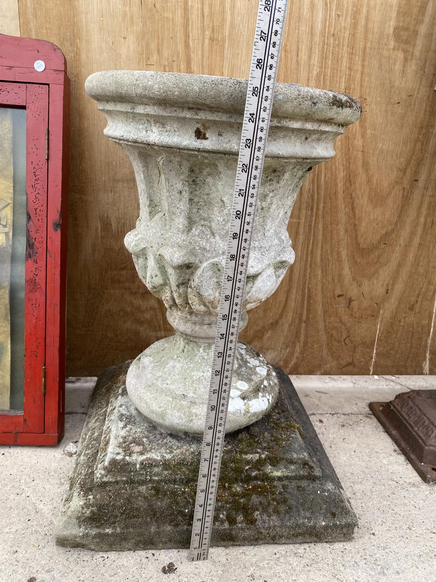 A RECONSTITUTED STONE URN PLANTER WITH PLINTH BASE (H:65CM) - Image 4 of 4