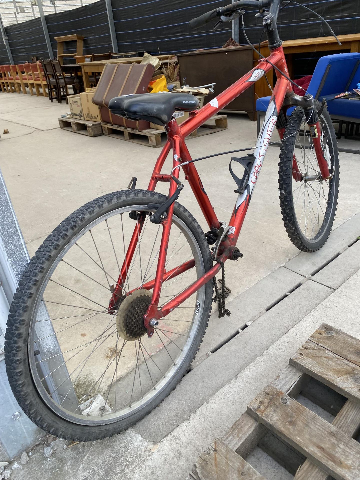 A MOUNTAIN BIKE FOR SPARES OR REPAIRS - Image 2 of 4