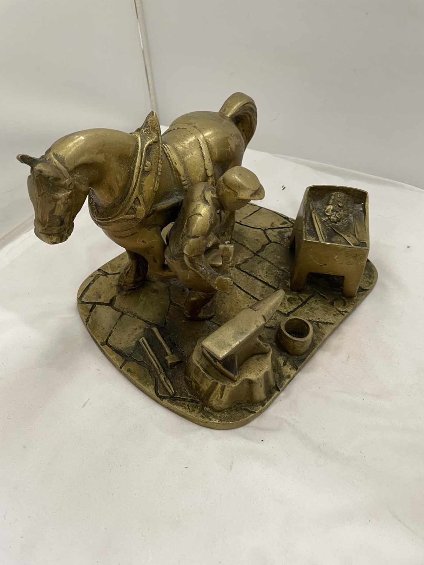 A HEAVY BRASS SHIRE HORSE AT A BLACKSMITHS HEIGHT 18.5CM, WIDTH 20.5CM, LENGTH 24CM - Image 2 of 8