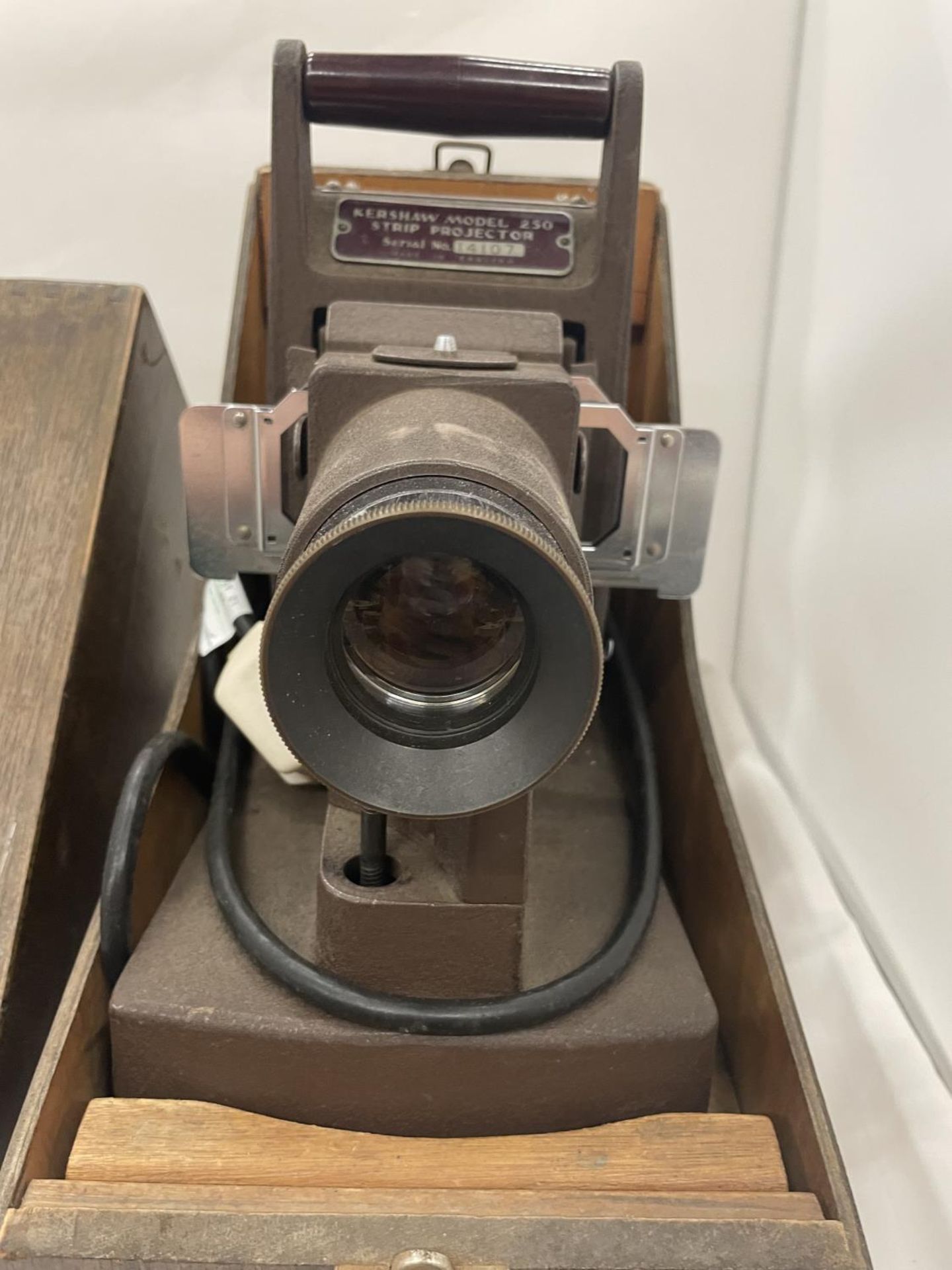 A VINTAGE KERSHAW MODEL 250 STRIP PROJECTOR SERIAL NUMBER 14107 IN WOODEN CASE - Image 2 of 3