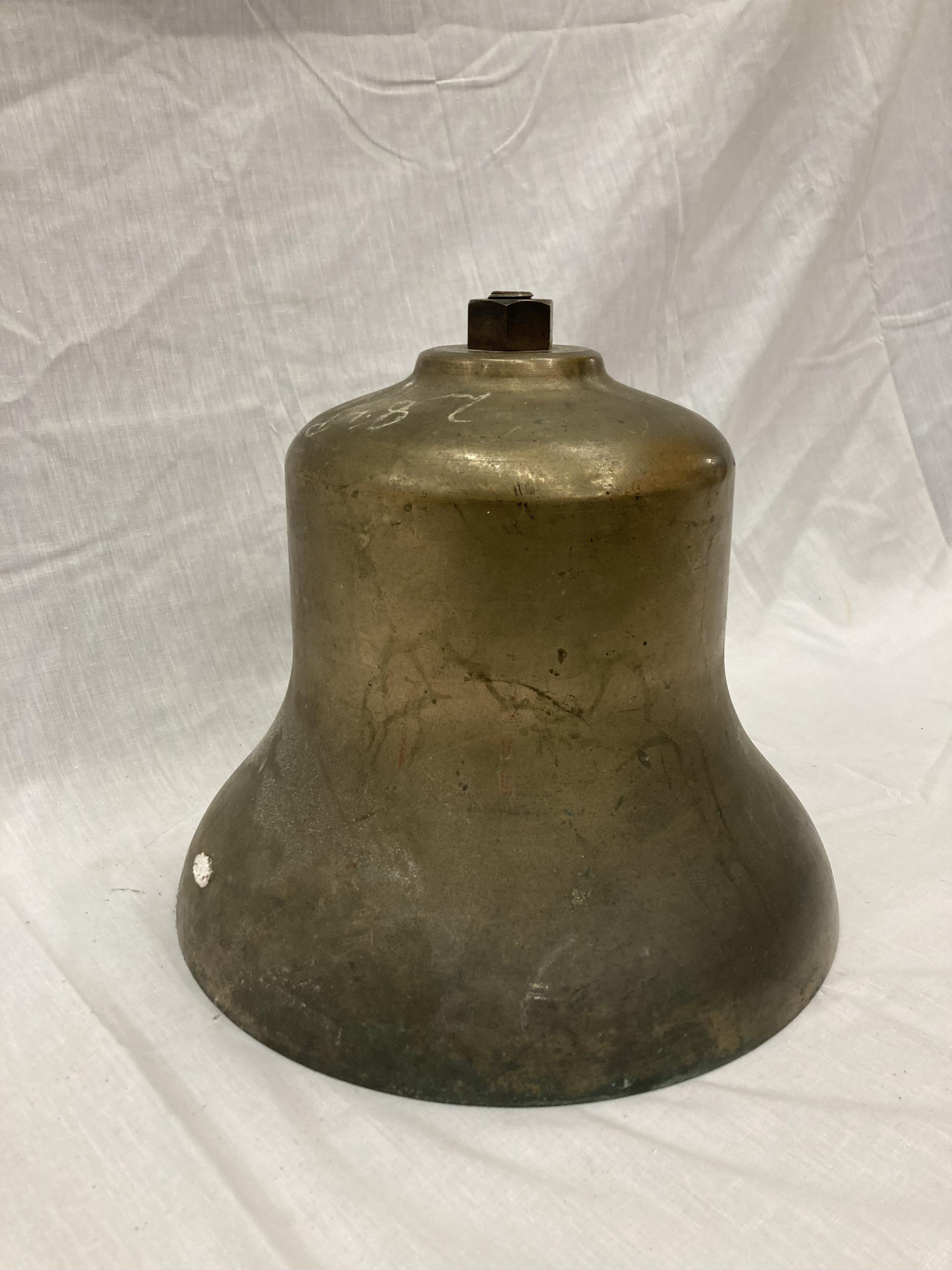 A LARGE HEAVY BRASS BELL HEIGHT 30CM DIAMETER 30CM - Image 2 of 5