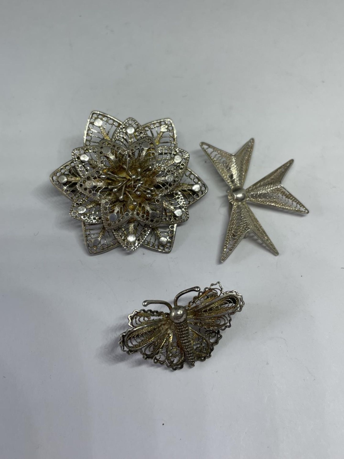 FIVE DECORATIVE SILVER BROOCHES - Image 3 of 3