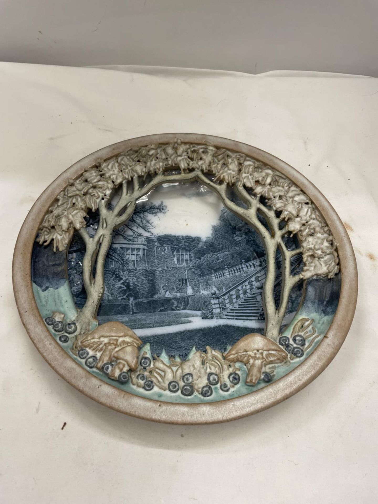A HADDON HALL WALL PLAQUE WITH A 3D EFFECT SCENE DIAMETER 28CM - Image 2 of 9