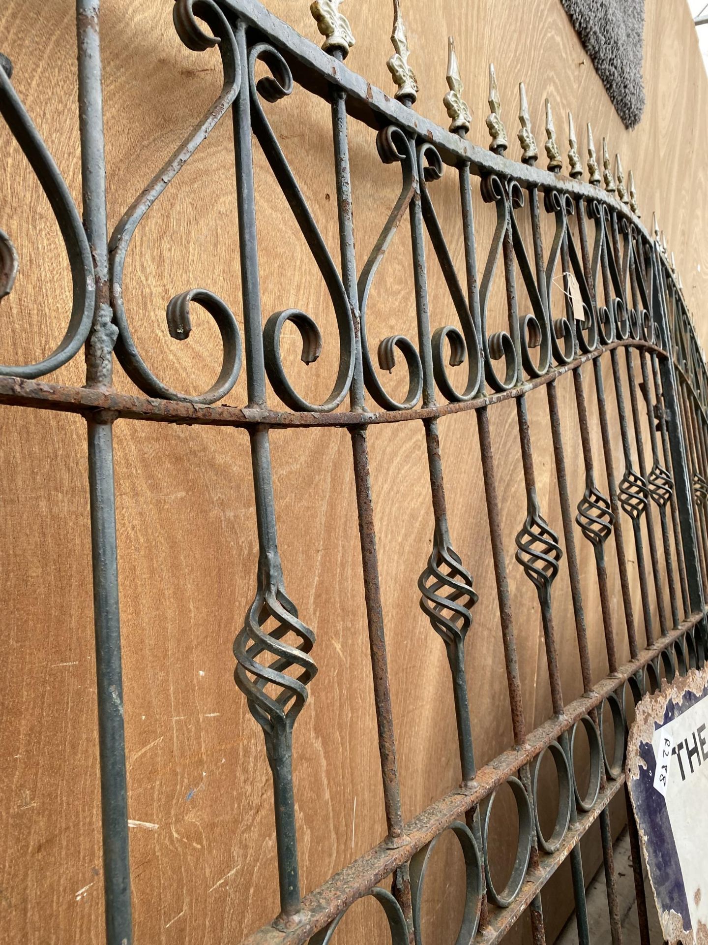 A LARGE PAIR OF VINTAGE WROUGHT IRON GATES (TOTAL LENGTH:360CM) - Image 6 of 6