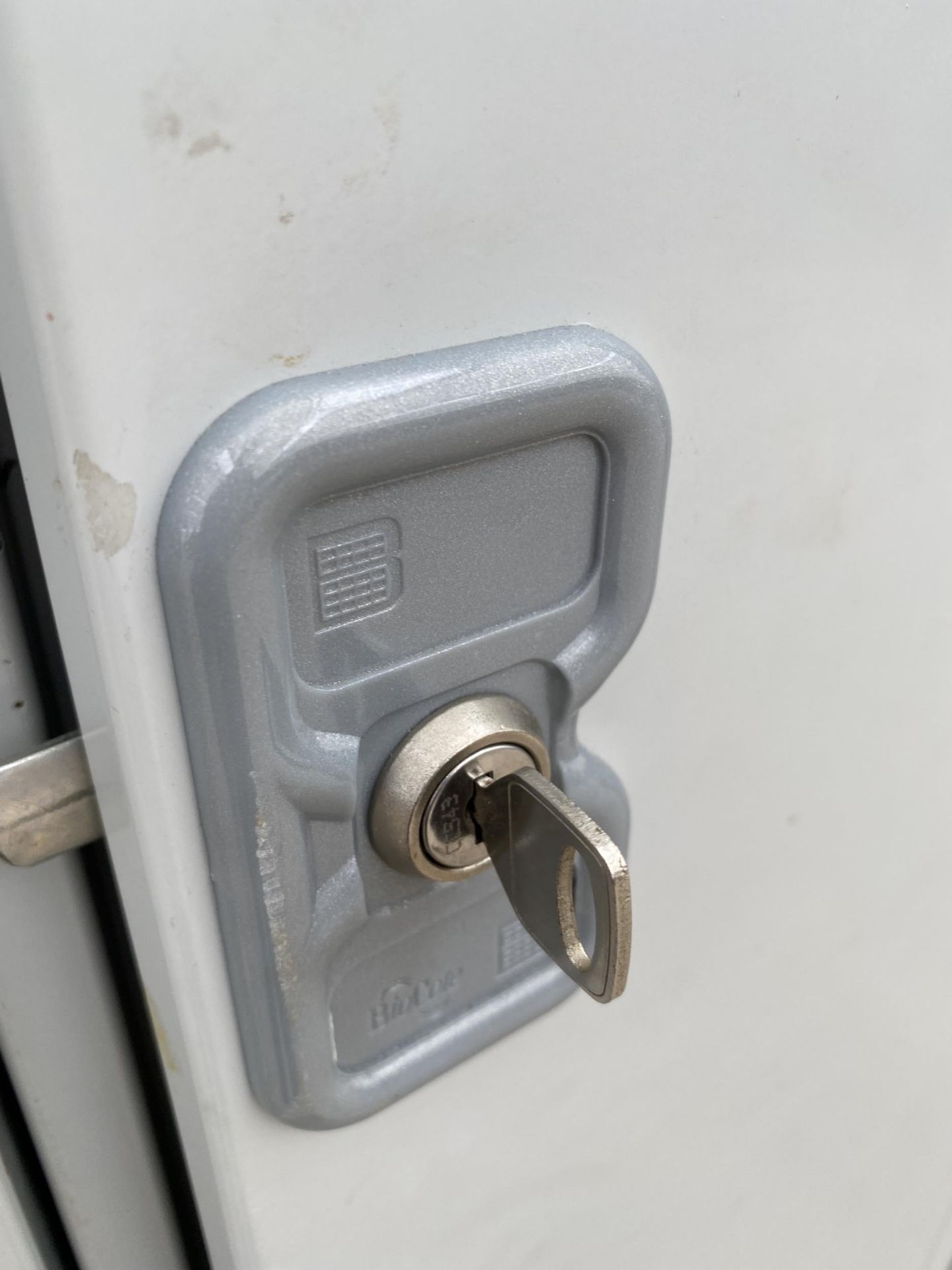 A METAL LOCKER CABINET WITH KEY - Image 3 of 3