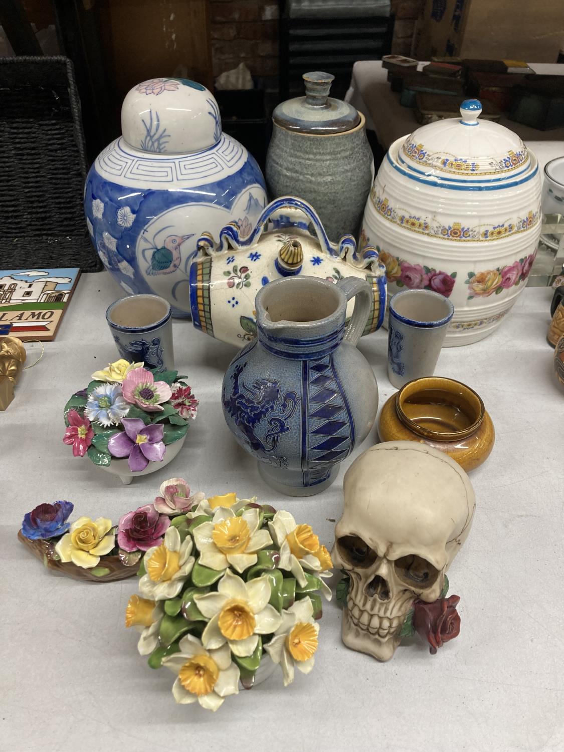 A LARGE COLLECTION OF CERAMICS TO INCLUDE A SKULL AND ROSE, AYNSLEY, MEAKIN, CROWN STAFFORDSHIRE ETC