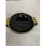 A 1960'S GOLD AND BLACK 'GUINNESS' ASHTRAY